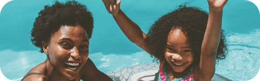 Mãe e filha na piscina aquecida a gás natural da Comgás