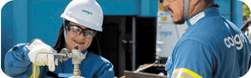 Funcionários da Comgás instalando aquecedor a gás natural